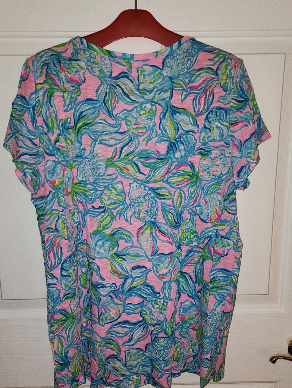 Lilly Pulitzer Etta V-neck Tee In Pelican Pink Off The Scales - Picture 3 of 3